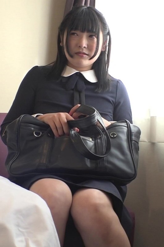 学校サボってビクビクしている美少女におじさんが種付けしちゃう