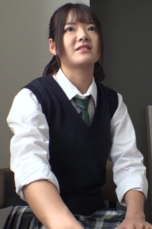 学生証で羞恥心を煽られて…。制服女子の口やマ〇コに発射！